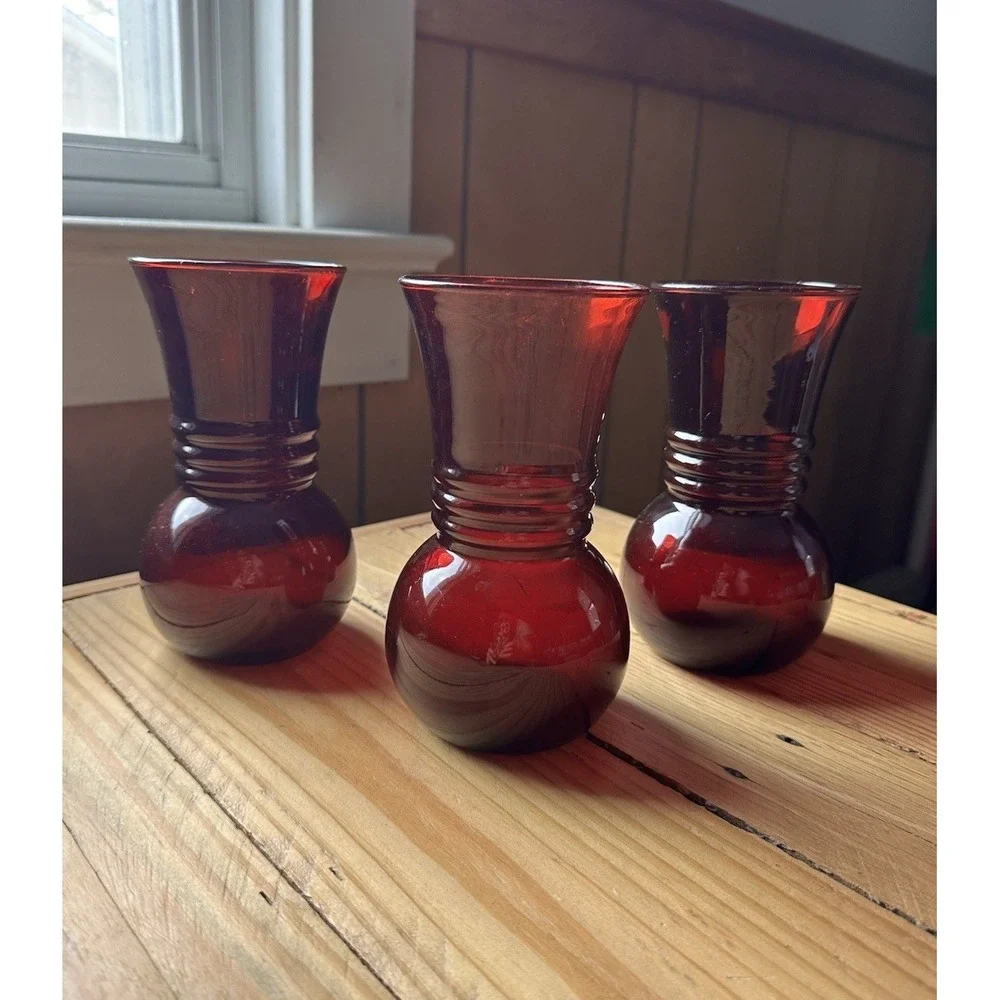 VINTAGE ANCHOR HOCKING ROYAL RUBY RED RIBBED FLOWER VASE 6 1/2